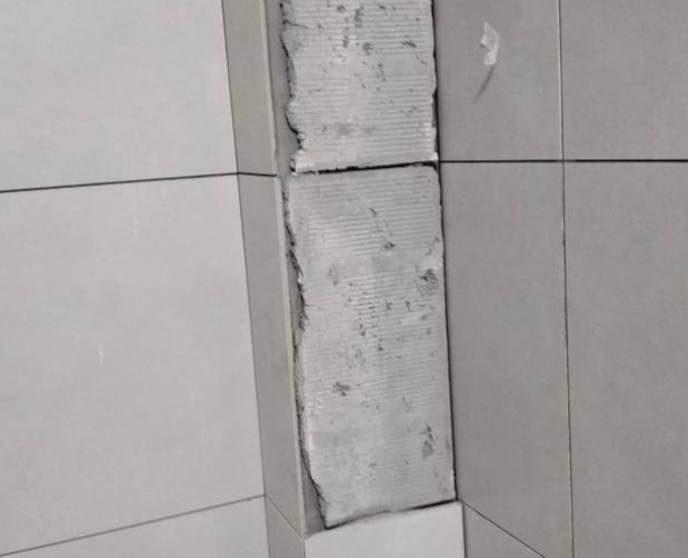 丰都瓷砖空鼓维修公司分享下瓷砖施工前基层浇水润湿程度不足，可能导致以下问题